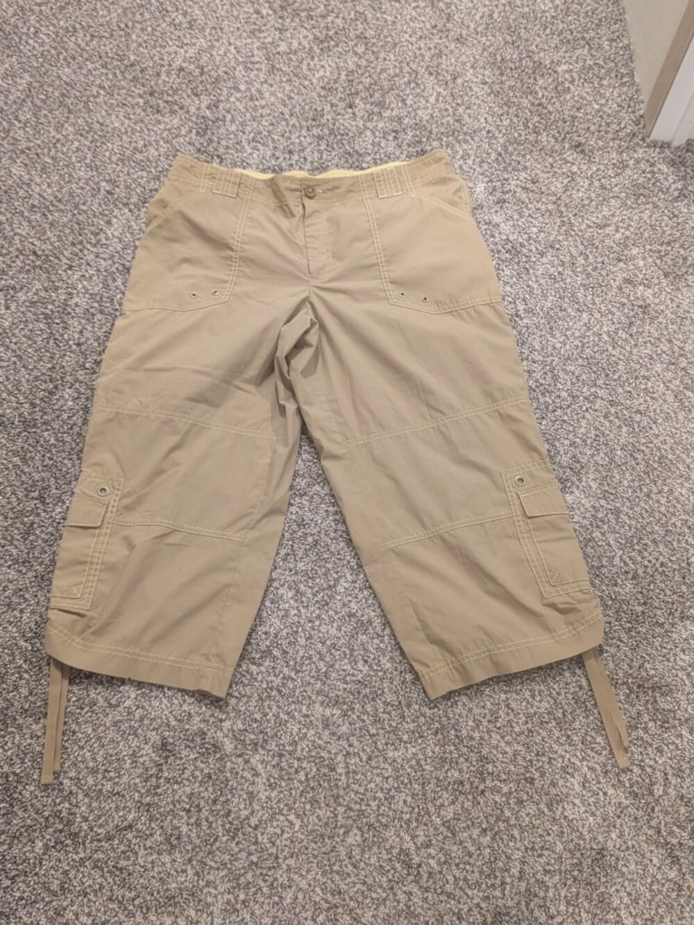 Khaki Cargo Capri Pants - Size Large - Picture 5 of 9